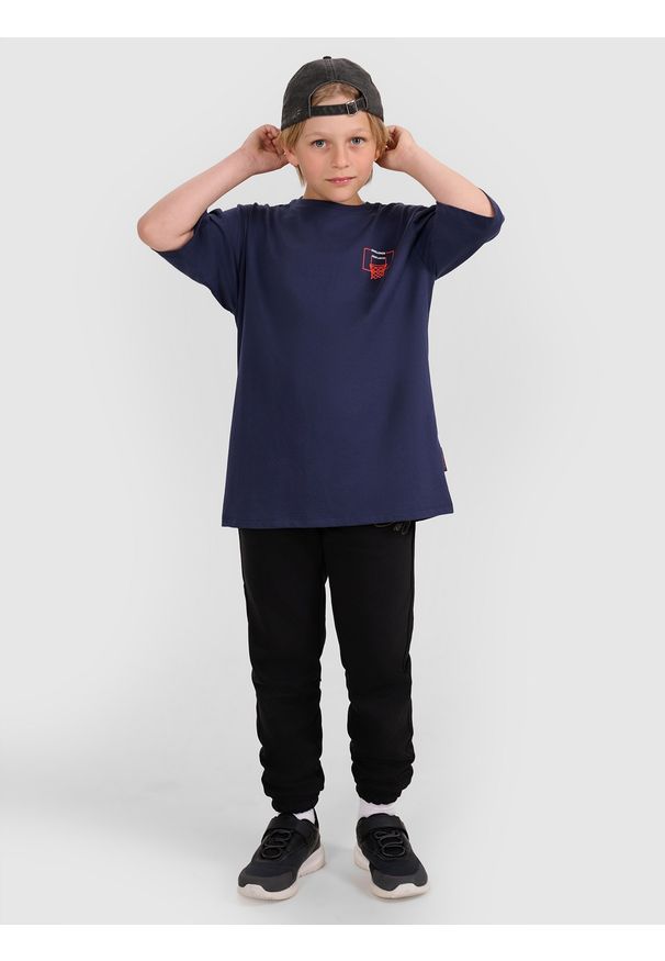 4f - 4F T-shirt oversize z nadrukiem chłopięcy - granatowy 128 (7-8 lat). Okazja: na co dzień. Kolor: niebieski. Materiał: bawełna, materiał, jersey. Wzór: nadruk. Sezon: lato. Styl: klasyczny, casual, sportowy