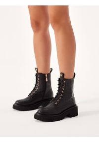 Kazar - Skórzane trzewiki z tłoczonymi monogramami. Okazja: na co dzień. Wysokość cholewki: za kostkę. Kolor: czarny. Materiał: skóra. Wzór: moro. Obcas: na obcasie. Styl: militarny, casual. Wysokość obcasa: średni #4