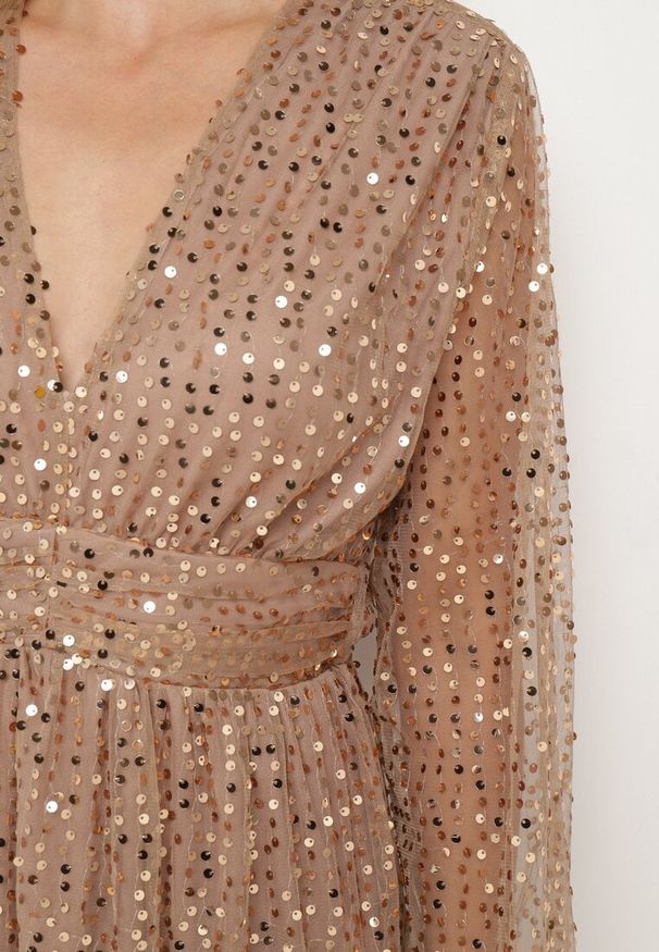 Born2be - Złota Sukienka Siateczkowa o Kopertowym Kroju Zdobiona Cekinami Boniga. Typ kołnierza: dekolt w kształcie V. Kolor: złoty. Wzór: aplikacja. Typ sukienki: kopertowe. Styl: wizytowy, klasyczny