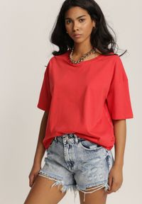 Renee - Czerwony T-shirt Clathera. Kolor: czerwony. Materiał: jeans, bawełna. Długość rękawa: krótki rękaw. Długość: krótkie. Wzór: gładki, jednolity