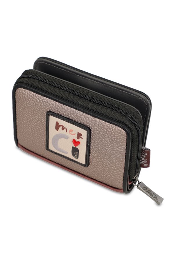 Brązowy Kompaktowy Portfel Damski Anekke Z Laleczką. Kolor: brązowy. Wzór: haft, aplikacja