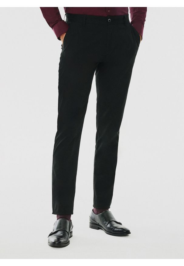 Pako Lorente - PAKO LORENTE – Gładkie spodnie męskie w kolorze czarnym. Kolor: czarny. Materiał: elastan, bawełna. Wzór: gładki. Styl: klasyczny