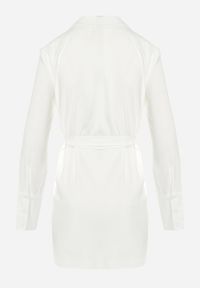 Born2be - Biała Klasyczna Sukienka Kopertowa z Rozszerzanymi Rękawami i Paskiem Arlevi. Kolor: biały. Typ sukienki: kopertowe. Styl: klasyczny #6