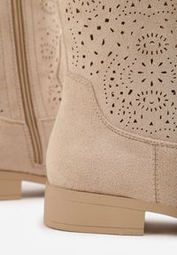 Born2be - Ciemnobeżowe Botki Ażurowe Ozdobione Metaliczną Aplikacją Iomosa. Okazja: na co dzień, do pracy. Kolor: beżowy. Materiał: prążkowany, skóra. Wzór: ażurowy, aplikacja. Styl: casual, elegancki #5