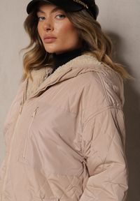 Renee - Beżowa Pikowana Kurtka Dwustronna z Futrem i Kapturem Emalira. Okazja: na co dzień. Typ kołnierza: kaptur. Kolor: beżowy. Materiał: futro. Styl: elegancki, casual #5