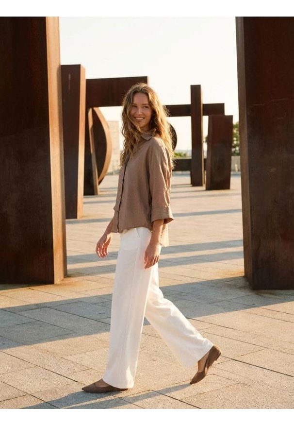 Sinsay - Spodnie straight leg - biały. Kolor: biały