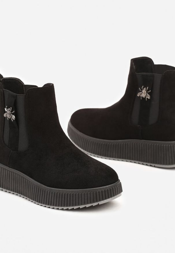 Renee - Czarne Botki Typu Sztyblety na Tłoczonej Platformie Zdobione Metalową Aplikacją Allecia. Okazja: na co dzień. Kolor: czarny. Materiał: jeans. Wzór: aplikacja. Obcas: na platformie. Styl: elegancki, casual