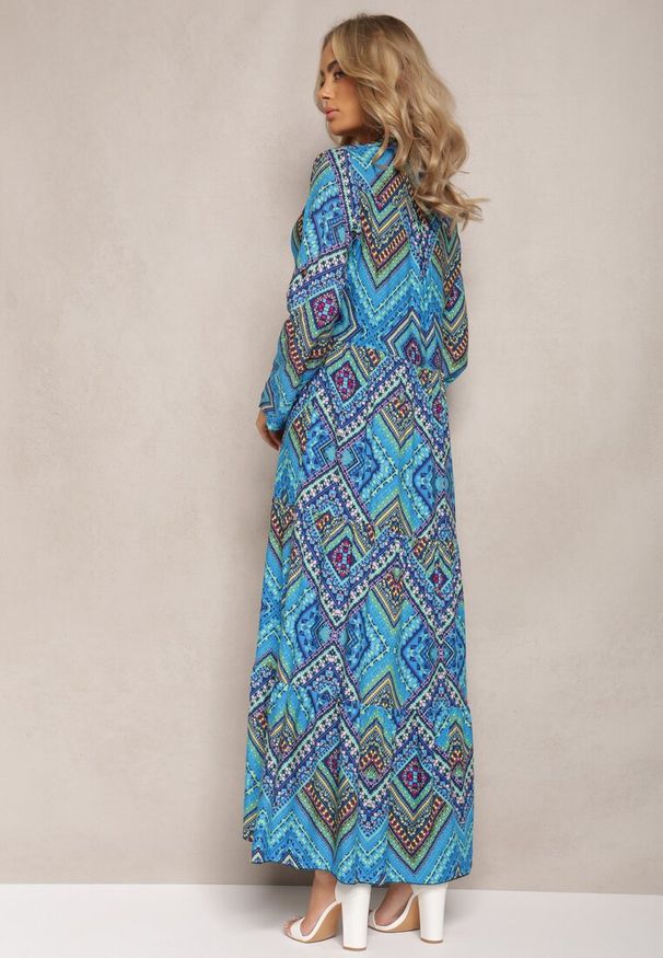 Renee - Niebieska Koszulowa Sukienka Boho z Podpinanymi Rękawami z Bawełny Otersa. Kolor: niebieski. Materiał: bawełna. Wzór: kolorowy, aplikacja. Typ sukienki: koszulowe. Styl: boho. Długość: maxi