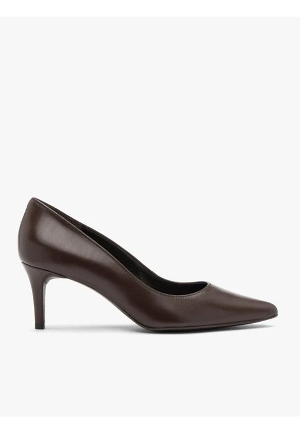 Ryłko - Czekoladowe czółenka ze skóry licowej. Okazja: na spotkanie biznesowe, do pracy. Nosek buta: szpiczasty. Kolor: brązowy. Materiał: skóra. Obcas: na obcasie. Styl: biznesowy, street, elegancki. Wysokość obcasa: średni