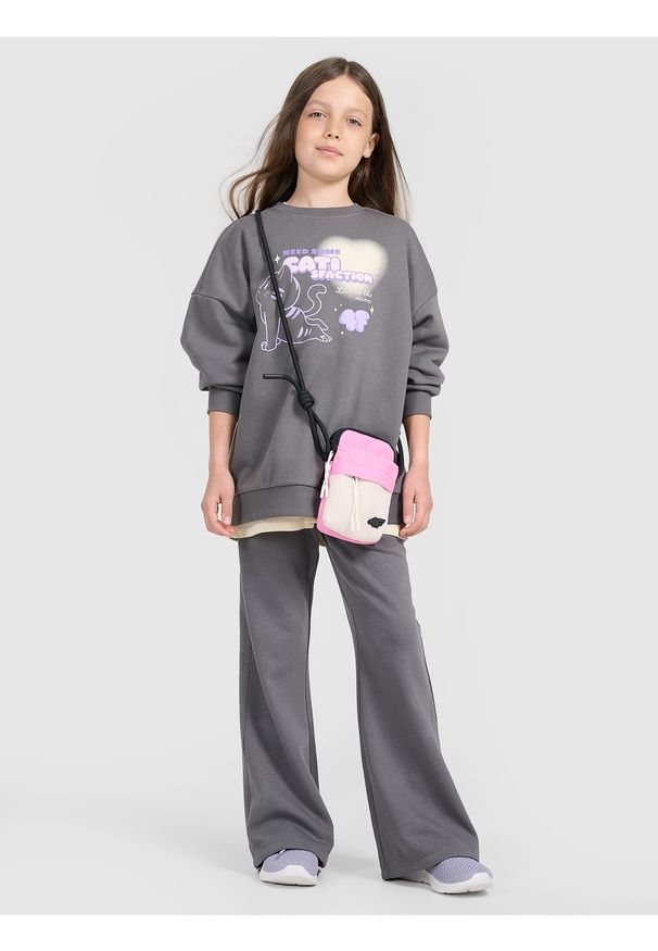 4f - 4F Bluza dresowa oversize nierozpinana bez kaptura dziewczęca - szara 128 (7-8 lat). Okazja: na co dzień. Typ kołnierza: bez kaptura. Kolor: szary. Materiał: dresówka. Wzór: gładki, ze splotem. Sezon: lato. Styl: klasyczny, elegancki, sportowy, casual