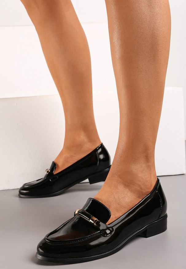 Renee - Czarne Lakierowane Mokasyny w Stylu Loafersów z Klamrą i Wkładką ze Skóry Naturalnej Seith. Zapięcie: klamry. Kolor: czarny. Materiał: lakier, skóra