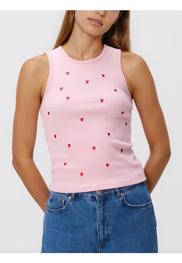 Reserved - Bawełniany top z haftem - pastelowy róż. Kolor: różowy. Materiał: bawełna. Wzór: haft