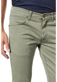 Wrangler - WRANGLER SPODNIE MĘSKIE GREENSBORO DUSTY OLIVE W15QBB65M. Materiał: materiał #7