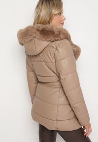 Born2be - Ciemnobeżowa Pikowana Kurtka z Kapturem Futerkiem i Paskiem Greleti. Okazja: na spacer. Typ kołnierza: kaptur. Kolor: beżowy. Materiał: futro. Styl: elegancki #3