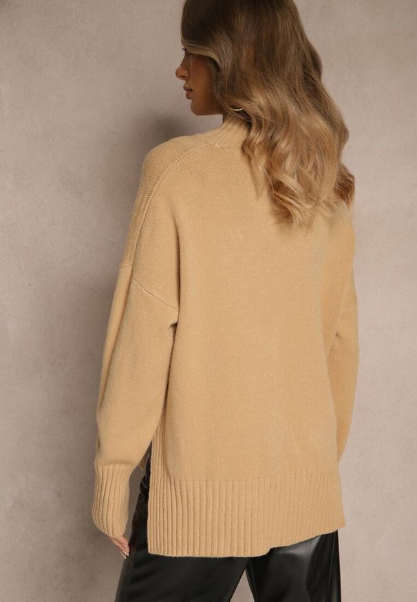 Renee - Beżowy Gładki Golf Casual Ralloria. Okazja: na co dzień. Typ kołnierza: golf. Kolor: beżowy. Materiał: prążkowany, jeans. Długość rękawa: długi rękaw. Długość: długie. Wzór: gładki. Styl: casual