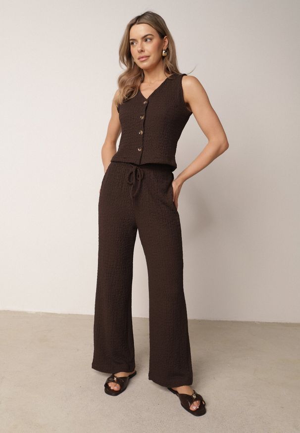 Born2be - Brązowy Letni Komplet Top Typu Kamizelka i Spodnie z Teksturowanej Tkaniny Echoviane. Kolor: brązowy. Materiał: tkanina