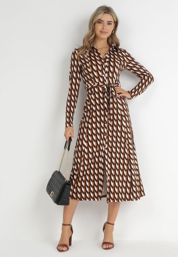 Born2be - Brązowa Sukienka Koszulowa w Geometryczny Wzór Kelsam. Kolor: brązowy. Wzór: geometria. Typ sukienki: koszulowe. Styl: elegancki