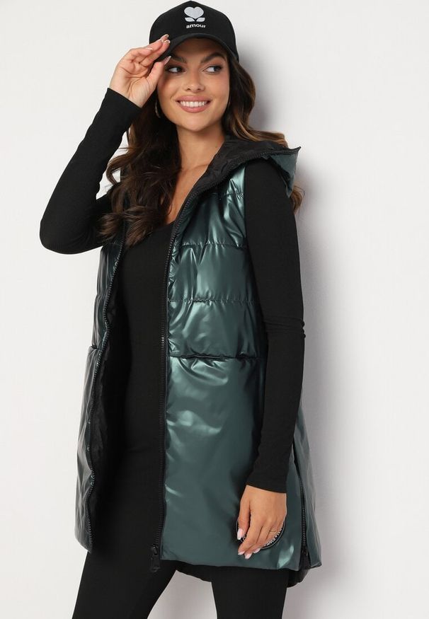 Born2be - Ciemnozielona Kamizelka Długa z Kapturem Ozdobiona Naszywką Zapinana na Napy Nevettea. Okazja: na co dzień. Typ kołnierza: kaptur. Kolor: zielony. Długość: długie. Wzór: aplikacja. Styl: casual, elegancki