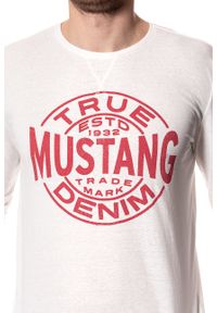 Mustang - LONGSLEEVE MUSTANG Printed Longsleeve CLOUD DANCER 1007065 2020. Długość rękawa: długi rękaw. Wzór: nadruk, melanż #8