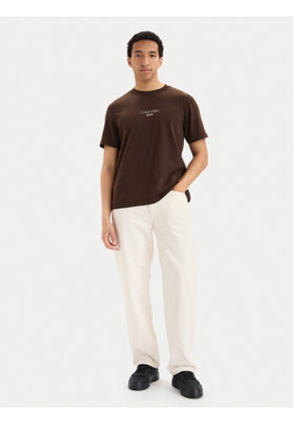 Calvin Klein Jeans T-Shirt LV04RB824G Brązowy ciemny Regular Fit. Kolor: brązowy. Materiał: bawełna