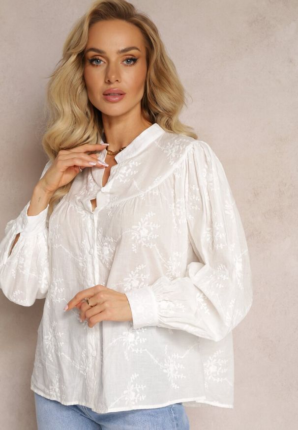 Renee - Biała Bawełniana Koszula z Ozdobnym Haftem Lascam. Kolor: biały. Materiał: bawełna. Długość rękawa: długi rękaw. Długość: długie. Wzór: haft