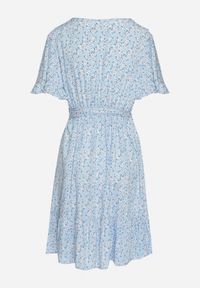 Born2be - Niebieska Sukienka Mini z Wiskozy Ozdobiona Falbanką w Kwiatowy Wzór Ravenina. Okazja: na randkę, na co dzień. Kolor: niebieski. Materiał: wiskoza. Wzór: kwiaty, aplikacja. Typ sukienki: proste. Styl: casual. Długość: mini #3