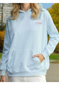 Sinsay - Bluza hoodie z napisem na plecach - błękitny. Kolor: niebieski. Wzór: napisy