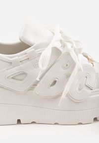 Renee - Białe Sneakersy Vices na Płaskiej Podeszwie z Geometryczną Aplikacją Nelenith. Okazja: na co dzień. Kolor: biały. Materiał: jeans. Wzór: aplikacja, geometria. Obcas: na płaskiej podeszwie #6