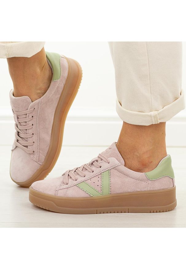 Różowe skórzane półbuty damskie Vinceza 79597. Okazja: na spacer, na co dzień. Nosek buta: okrągły. Zapięcie: sznurówki. Kolor: różowy. Materiał: zamsz, skóra. Szerokość cholewki: normalna. Sezon: wiosna, jesień, lato. Styl: casual, elegancki, sportowy, klasyczny