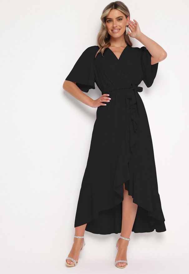 Born2be - Czarna Sukienka z Kopertowym Dekoltem Wiązana w Pasie z Gumką i Falbankami Alleria. Okazja: na co dzień. Typ kołnierza: kołnierz z falbankami. Kolor: czarny. Długość rękawa: krótki rękaw. Typ sukienki: kopertowe. Styl: casual