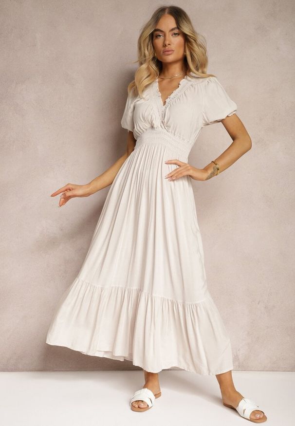 Renee - Jasnobeżowa Boho Sukienka z Bawełny o Kopertowym Fasonie Rissatina. Okazja: do pracy. Typ kołnierza: dekolt w kształcie V. Kolor: beżowy. Materiał: bawełna. Typ sukienki: kopertowe. Styl: boho