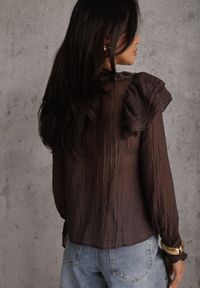 Renee - Brązowa Bluzka z Lyocellem w Stylu Boho z Wiązaniem pod Szyją i Falbanami Tasimi. Okazja: na co dzień. Kolor: brązowy. Materiał: jeans. Styl: boho #2