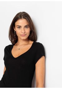 bonprix - T-shirt z miękkiej wiskozy. Typ kołnierza: dekolt w serek. Kolor: czarny. Materiał: wiskoza #2