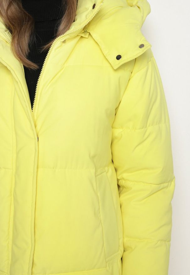 Born2be - Żółta Pikowana Kurtka o Długim Fasonie z Odpinanym Kapturem Daivera. Okazja: na spacer. Kolor: żółty. Materiał: dzianina. Długość: długie. Sezon: zima