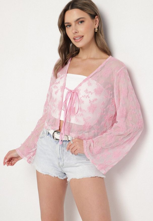 Born2be - Różowa Bluzka z Bawełną Ozdobiona Wiązaniem z Koronką Minoma. Okazja: na co dzień. Kolor: różowy. Materiał: bawełna, koronka. Długość rękawa: długi rękaw. Długość: długie. Wzór: aplikacja, koronka. Styl: casual, elegancki, klasyczny