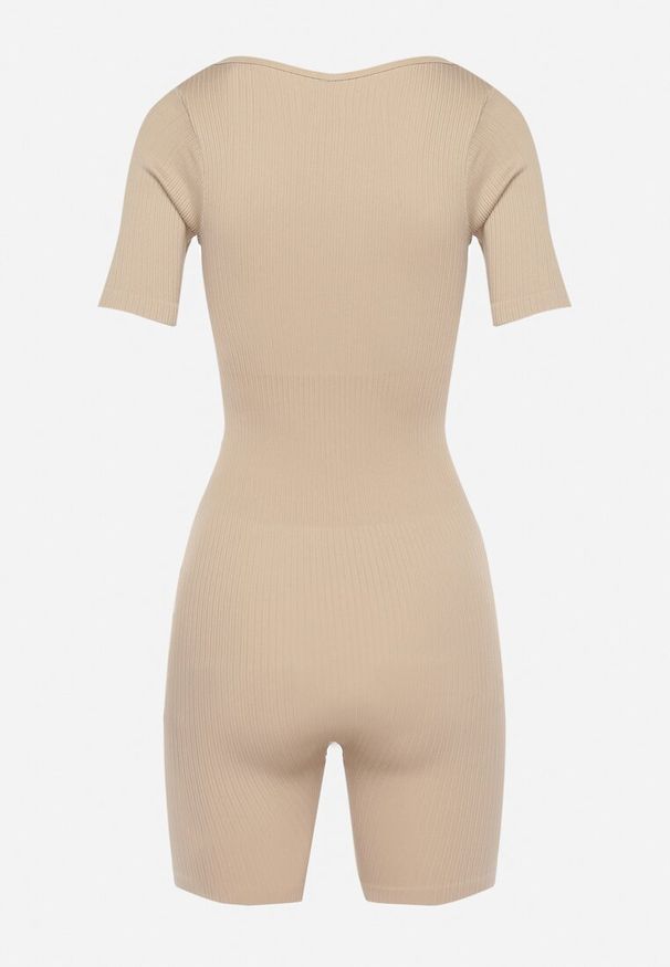 Born2be - Beżowy Prążkowany Kombinezon Bodycon z Krótkimi Nogawkami Tima. Kolor: beżowy. Materiał: prążkowany. Długość: krótkie. Sezon: lato