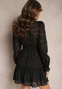 Renee - Czarna Rozkloszowana Sukienka Mini z Tkaniny Plumeti Marsane. Typ kołnierza: kołnierz z falbankami. Kolor: czarny. Materiał: tkanina. Typ sukienki: rozkloszowane. Długość: mini #3