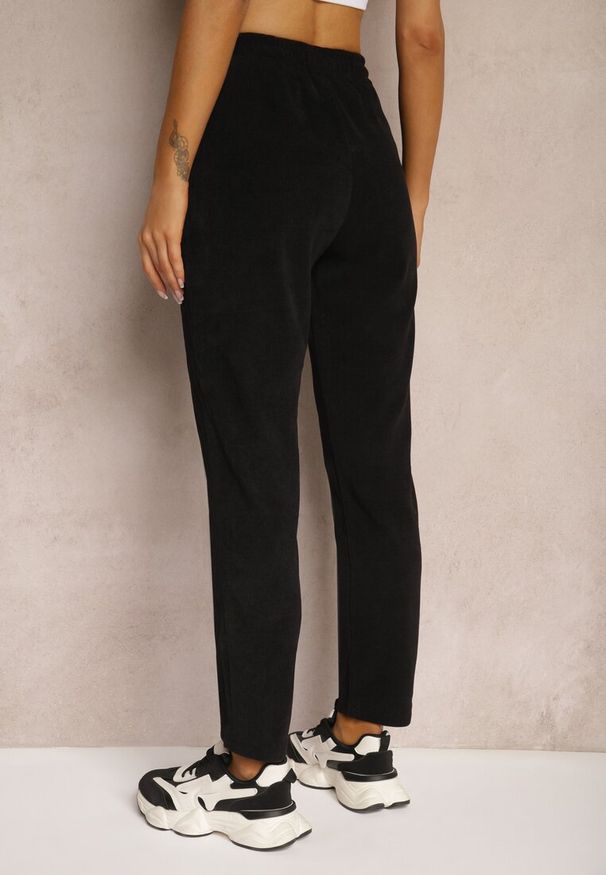Renee - Czarne Spodnie Sztruksowe High Waist z Dodatkiem Bawełny i Gumką w Talii Jedela. Stan: podwyższony. Kolor: czarny. Materiał: bawełna, sztruks