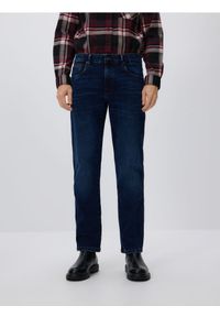 Reserved - Jeansy slim z efektem sprania - granatowy. Kolor: niebieski #1
