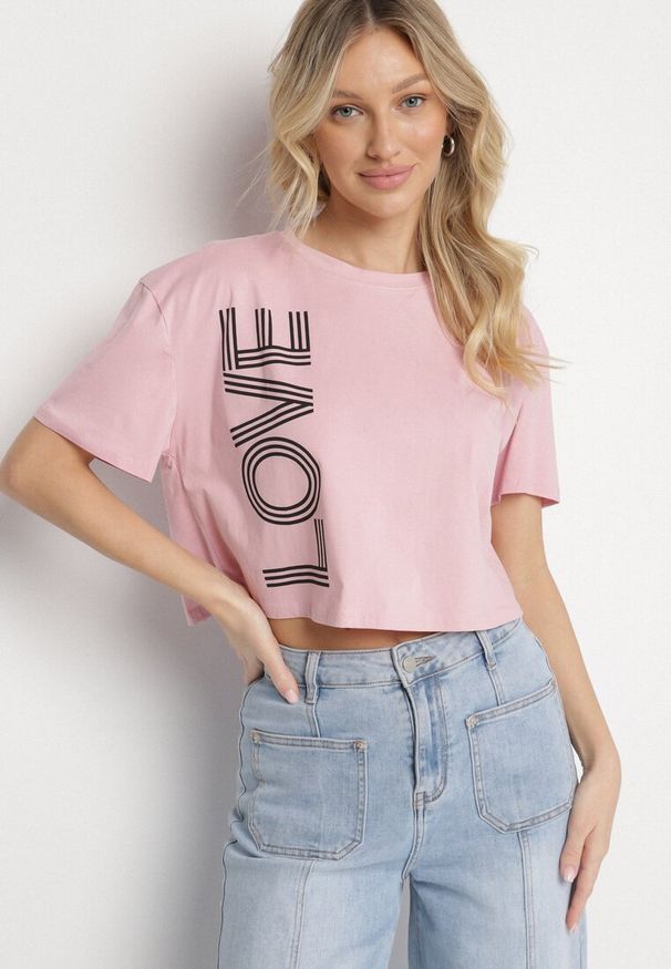 Born2be - Różowy Krótki Bawełniany T-shirt z Napisem Sannirra. Okazja: na co dzień. Kolor: różowy. Materiał: bawełna. Długość: krótkie. Wzór: napisy. Styl: klasyczny, casual