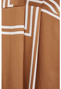 Sisley sukienka kolor beżowy midi rozkloszowana. Kolor: beżowy. Materiał: tkanina. Długość rękawa: krótki rękaw. Typ sukienki: rozkloszowane. Długość: midi