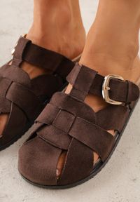 Renee - Brązowe Klapki Mule na Podeszwie z Imitacji Korka Zdobione Wycięciami i Klamrą Deolure. Okazja: na co dzień, na randkę. Kolor: brązowy. Materiał: jeans, zamsz. Wzór: aplikacja. Sezon: lato. Styl: boho, wakacyjny, casual #2