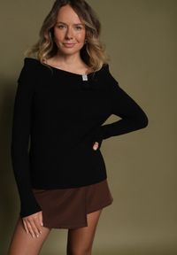 Born2be - Czarny Sweter z Wiskozą Ozdobiony Cyrkoniową Aplikacją Marrise. Okazja: na co dzień. Kolor: czarny. Materiał: wiskoza. Wzór: aplikacja. Styl: glamour, casual, elegancki