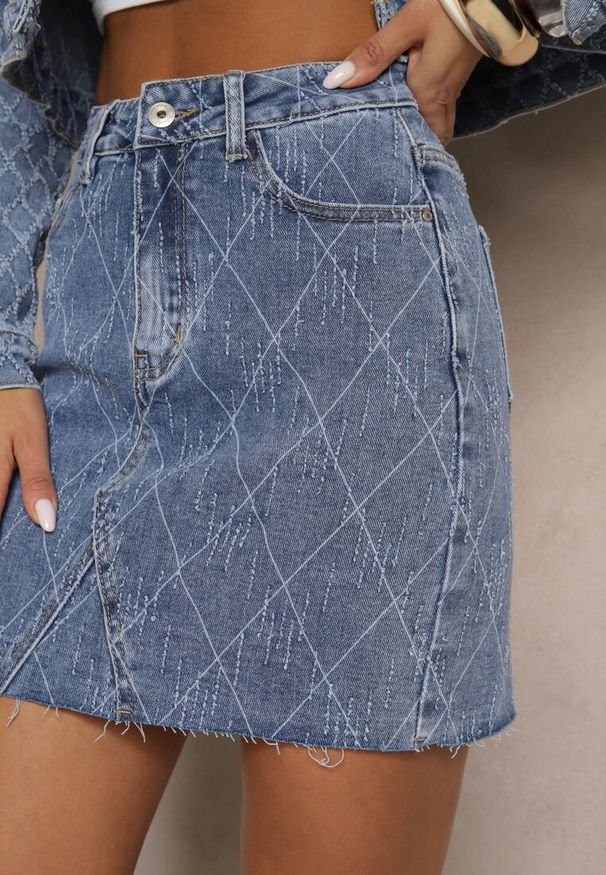 Renee - Niebieska Spódnica Jeansowa z Bawełny High Waist Ozdobiona Przetarciami Arionis. Okazja: na co dzień, na spacer. Stan: podwyższony. Kolor: niebieski. Materiał: bawełna, jeans. Wzór: aplikacja. Styl: młodzieżowy, casual