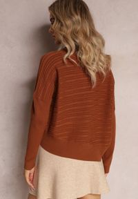 Renee - Brązowy Asymetryczny Sweter z Wełną Ozdobiony Tłoczeniem Aurorrsa. Kolor: brązowy. Materiał: wełna. Wzór: aplikacja #5