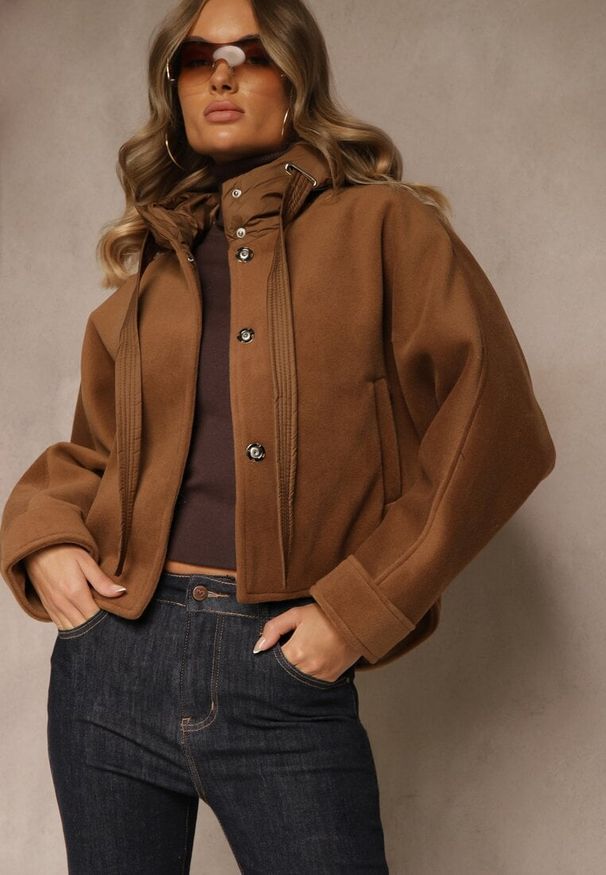 Renee - Brązowa Nietoperzowa Kurtka Przejściowa z Kapturem Amiree. Okazja: na co dzień. Typ kołnierza: kaptur. Kolor: brązowy. Materiał: dzianina. Długość: krótkie. Styl: casual