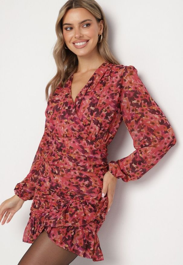 Born2be - Czerwona Dopasowana Sukienka w Kwiaty z Marszczeniem i Falbankami Mirilia. Okazja: na co dzień. Typ kołnierza: kołnierz z falbankami. Kolor: czerwony. Materiał: jeans. Wzór: kwiaty. Styl: casual