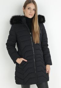 Born2be - Czarna Kurtka Do Kolan z Kapturem i Pikowaniem Sagi. Typ kołnierza: kaptur. Kolor: czarny. Materiał: futro. Długość: do kolan. Wzór: aplikacja #5