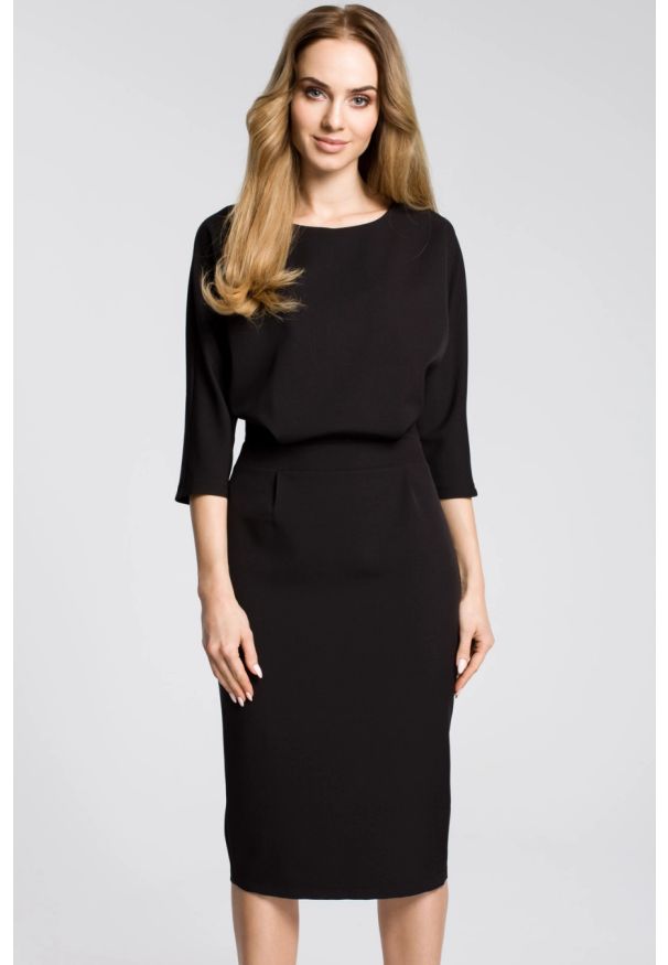 MOE - Sukienka elegancka midi kimonowa góra dopasowany dół czarna. Okazja: na spotkanie biznesowe, na randkę, do pracy. Kolor: czarny. Typ sukienki: dopasowane. Styl: elegancki. Długość: midi