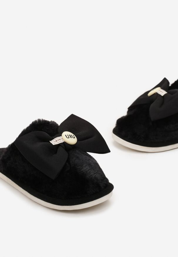 Born2be - Czarne Kapcie z Futerka z Szeroką Kokardką Mulleris. Kolor: czarny. Materiał: futro